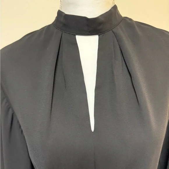 Very J Elegant Black Backless Shorts Romper - Picture 4 of 13